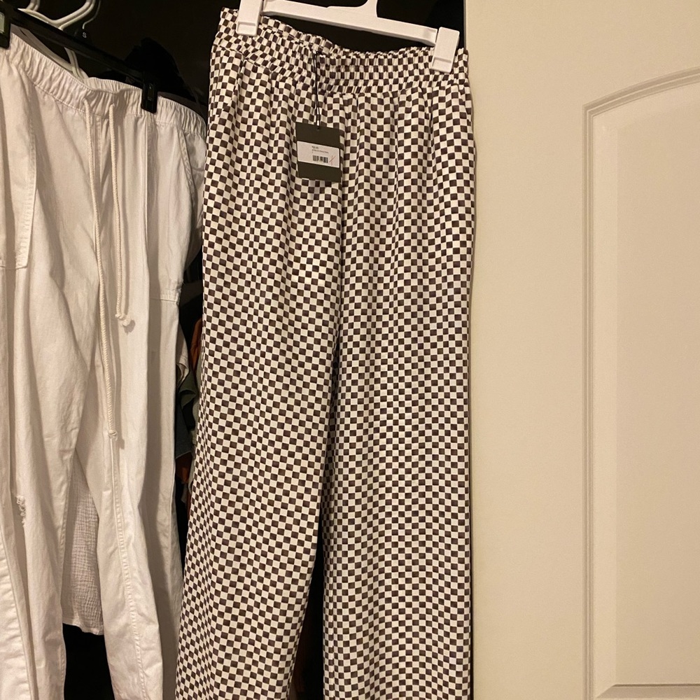 Trendy checkered pants with elastic band!
